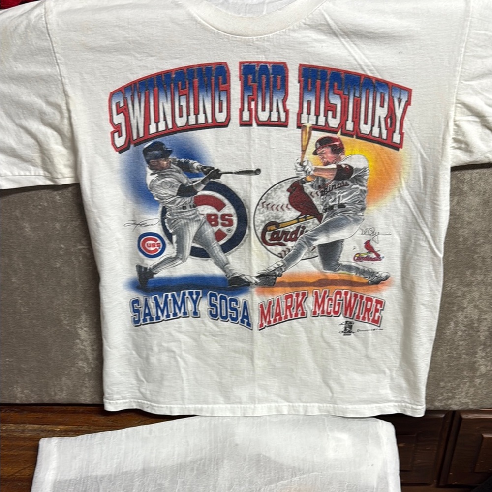 1998 MLB  T-Shirt featuring Sammy Sosa and Mark McGwire (large)